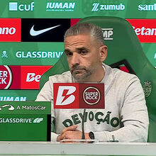 <![CDATA[ Largou o colete e optou por uma camisola mais desportiva: a resposta de Rui Borges para a mudança de estilo  ]]>