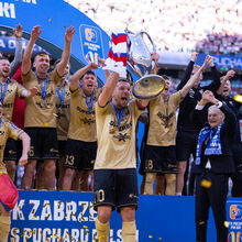 <![CDATA[ Lukas Podolski torna-se o primeiro jogador da história a vencer taças em cinco países diferentes ]]>