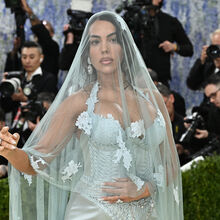 <![CDATA[ Georgina Rodríguez surpreende na Met Gala vestida de 'noiva' e de terço na mão ]]>