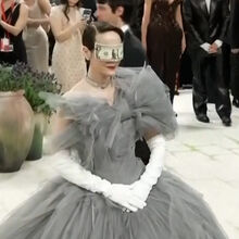 <![CDATA[ Dos olhos vendados com notas de dólares às obras de arte recriadas: os looks ousados do Met Gala 2026 ]]>
