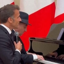 <![CDATA[ Dupla improvável: Macron canta clássico de Charles Aznavour com primeiro-ministro da Arménia na bateria ]]>