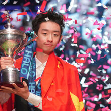 <![CDATA[ A doença da mãe, a cama partilhada com o pai e os sacrifícios até se tornar campeão mundial: a história de Wu Yize ]]>