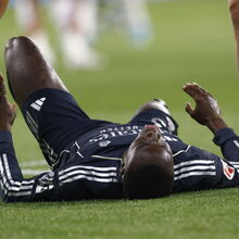 <![CDATA[ Dores de cabeça no Real Madrid continuam: Mendy pode ficar um ano afastado dos relvados ]]>