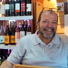 <![CDATA[ Dono de uma cave de vinhos, presidente do Rancho e radialista: Agostinho Dias, um português em Friburgo ]]>