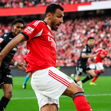 <![CDATA[ Pavlidis negociável: avançado do Benfica entre a luta com Suárez e a atenção dos alemães ]]>