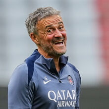 <![CDATA[ Luis Enrique deixa os jogadores do PSG à espera e falha o próprio jantar de aniversário ]]>