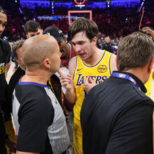 <![CDATA[ Lakers arrasam árbitros após nova derrota com Oklahoma no jogo 300 de LeBron nos playoffs ]]>