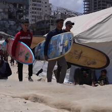 <![CDATA[ «Não podemos esquecer o desporto»: surfistas procuram paz entre os destroços em Gaza ]]>