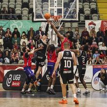 <![CDATA[ Vitória da Ovarense sobre a Oliveirense marcada por confrontos entre jogadores e 11 expulsões ]]>