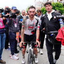 <![CDATA[ Adam Yates desiste do Giro após revelar sintomas de concussão cerebral ]]>