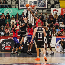 <![CDATA[ Benfica tem de esperar: Oliveirense vence Ovarense e eliminatória vai decidir-se na 'negra' ]]>