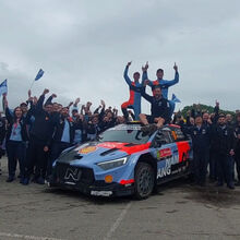 <![CDATA[ Os festejos de Thierry Neuville na chegada à Exponor após vencer o Rali de Portugal ]]>