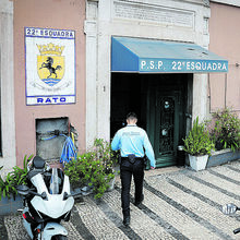 <![CDATA[ Prisão domiciliária para três agentes da PSP suspeitos de agressões na esquadra do Rato ]]>