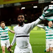 <![CDATA[ Premier League escocesa ao rubro: polémico penálti aos 90'+9 mantém Celtic na corrida ]]>