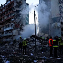 <![CDATA[ Equipas de resgate procuram sobreviventes após ataque russo a Kiev ]]>