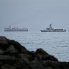 <![CDATA[ Navio de bandeira indiana foi afundado em Ormuz após ter sido alvo de suposto ataque com drones ]]>