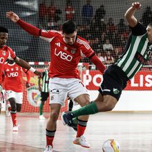 <![CDATA[ Benfica de serviços mínimos entra no playoff a ganhar ]]>
