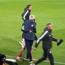 <![CDATA[ Mourinho demorou pouco mais de um minuto a sair do relvado e antes abraçou  Prestianni e Pizzi ]]>