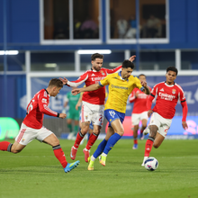 <![CDATA[ A crónica do Estoril-Benfica, 1-3: não há milagres mas fica o Real ]]>
