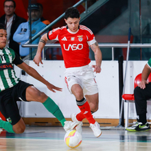 <![CDATA[ Benfica volta a vencer o Eléctrico e está nas 'meias' do playoff da Liga Placard de futsal ]]>