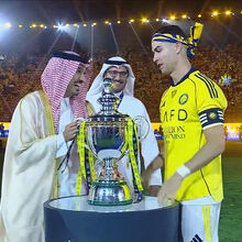 <![CDATA[ O momento em que Cristiano Ronaldo recebe a medalha de campeão e levanta a taça ]]>