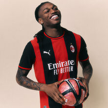 <![CDATA[ Rafael Leão em destaque no novo equipamento do AC Milan para 2026/27 ]]>