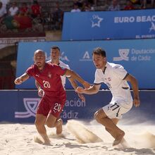 <![CDATA[ Portugal bate a Suíça e assegura presença na final da Liga Europeia de futebol de praia ]]>