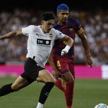 <![CDATA[ Campeão Barcelona termina época com derrota em Valência ]]>
