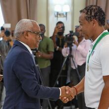 <![CDATA[ Presidente da República cabo-verdiano condecora seleção nacional após qualificação histórica ]]>