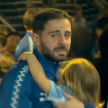 <![CDATA[ Abraçado à filha e em lágrimas: a emoção de Bernardo Silva no túnel antes do Man. City-Aston Villa ]]>