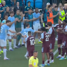 <![CDATA[ Bernardo Silva sai em lágrimas: do abraço a Ruben Dias à ovação do Etihad com direito a guarda de honra ]]>
