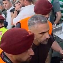 <![CDATA[ Novas imagens da subida do Sporting à tribuna do Jamor: Rui Borges insultado e jogadores apoiados ]]>
