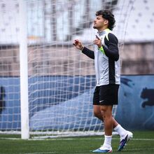 Futuro de Maxi Araújo discutido à mesa: lateral ou