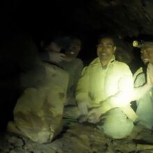 <![CDATA[ Todos juntos e em lágrimas: o resgaste das cinco pessoas presas em gruta inundada no Laos ]]>