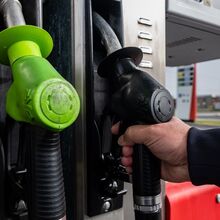 <![CDATA[ Junho vai começar com combustíveis mais baratos: gasolina e gasóleo descem 12 cêntimos ]]>