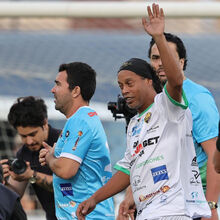 <![CDATA[ Amigos de Ronaldinho e Deco deram show de fado e samba no Restelo ]]>