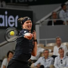 <![CDATA[ Alexander Zverev apura-se para os oitavos de final de Roland Garros ]]>