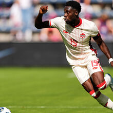 <![CDATA[ Alphonso Davies nos convocados do Canadá para o Mundial'2026, assim como Stephen Eustáquio ]]>