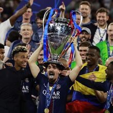 <![CDATA[ PSG no topo da Europa com portugueses no centro da festa ]]>