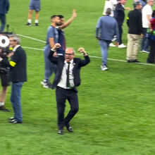 <![CDATA[ Luís Campos já aponta à 3ª Champions consecutiva do PSG: as imagens dos efusivos festejos ]]>