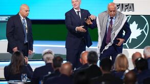 Jibril Rajoub com Gianni Infantino e Basim Sheikh Sulima