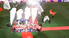 Hexacampeãs fazem a festa na Luz: o momento em que a equipa do Benfica ergue o troféu