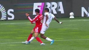 Árbitro viu imagens e assinalou penálti sobre Ivanovic: o lance que colocou o Benfica a vencer o Famalicão