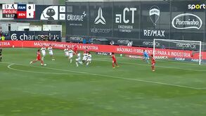 Grande jogada de Schjelderup e golo de Ríos: foi desta forma que o Benfica chegou ao 2-0 em Famalicão