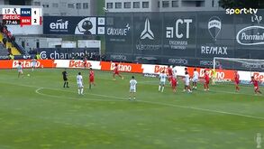 O golo do empate do Famalicão: Benfica reagiu tarde ao canto e Abubakar antecipou-se a Trubin