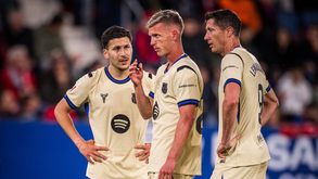 Jogadores do Barcelona durante o jogo com o Osasuna