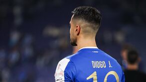 «Sempre connosco»: Diogo Costa com camisola de Diogo Jota nos festejos