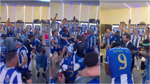 Villas-Boas protagonista na festa no balneário: presidente do FC Porto dançou, saltou e cantou