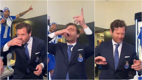 Festa no balneário do FC Porto até deu para Villas-Boas... beber um shot: veja o momento