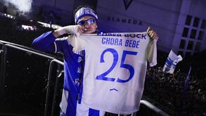 Pepê com camisola do 'chora, bebé' de Otávio e com gesto do colinho no desfile do FC Porto campeão
